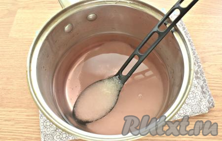 Аккуратно воду из банки сливаем в ковшик (или кастрюльку) так, чтобы и сливы, и ломтики апельсина остались в банке. Удобно слить воду из банки, надев на неё крышку с отверстиями. В воду, слитую из банки, добавляем сахар, ставим на огонь, доводим до кипения и провариваем сироп, помешивая, 1-2 минуты (сахар должен полностью раствориться в сиропе).