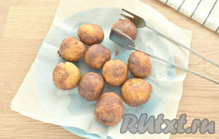 После жарки пончики из творога с вишней желательно выкладывать на бумажные салфетки, чтобы удалить лишнее масло.