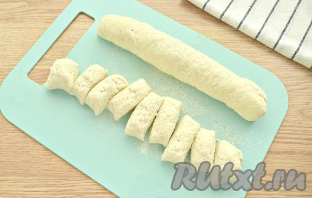 Тесто делим пополам, формируем две колбаски. Каждую колбаску разрезаем на 9 или 10 кусочков.