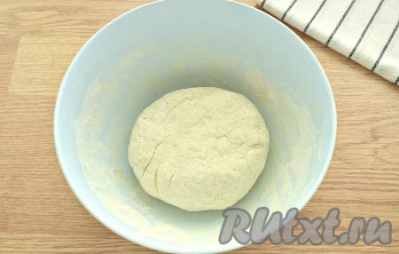 Замешиваем творожное тесто, которое должно быть по консистенции плотным и мягким. Муки, в зависимости от влажности творога, может потребоваться больше или меньше.