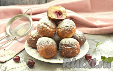 Когда творожные пончики немного остынут, подаём их к столу, посыпав сахарной пудрой.