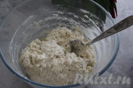 Перемешать кефирное тесто ложкой. Влить масло.