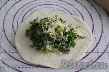 В отдельной миске соединить свекольную ботву и сыр, немного посолить, перемешать и начинка для лепёшек готова. Я сразу разделила начинку на 8 частей.&nbsp;На середину теста выложить часть начинки.