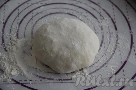 Собрать тесто со всех сторон над начинкой, формируя "узелок" так, чтобы начинка оказалась внутри. Скрепить тесто сверху и перевернуть получившийся колобок.