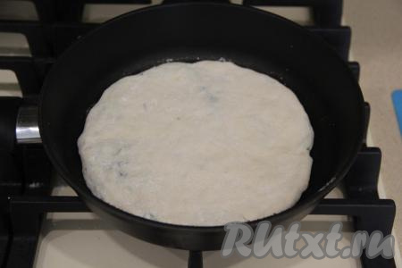 Аккуратно раскатать лепёшку с начинкой с помощью скалки. Размер лепёшки, примерно, 20 сантиметров. Сковороду хорошо разогреть и выложить лепёшку на сковороду.