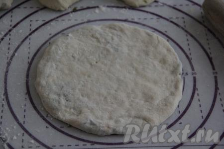 Тесто разделить на 8 частей. Каждую часть теста раскатать на присыпанной мукой поверхности в лепёшку (тонко раскатывать не нужно).