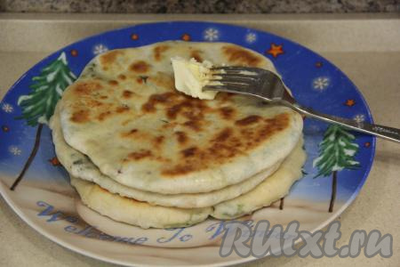 Готовую лепёшки переложить на тарелку и сразу смазать сливочным маслом. Постепенно пожарить все лепёшки, складывая их аппетитной стопочкой на тарелку и смазывая маслом.