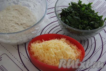 Оставить тесто для лепёшек в миске на 15-20 минут, затянув миску пищевой плёнкой (или прикрыв полотенцем). В это время можно заняться начинкой, для этого ботву свеклы нужно промыть под водой и обсушить, а затем нарезать достаточно мелко. Сыр натереть на мелкой тёрке.