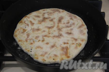 Выпекать лепёшку со свекольной ботвой и сыром на сухой сковороде с двух сторон на среднем огне до золотистого цвета.