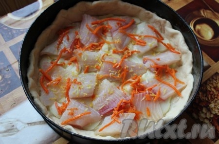 Добавить морковь и лимонную цедру.
