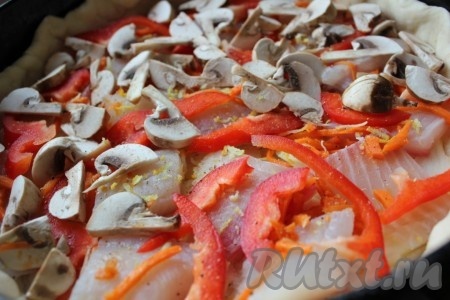 Шампиньоны нарезать на четвертинки или дольки, перец болгарский нарезать полосками и выложить слоем на рыбу.