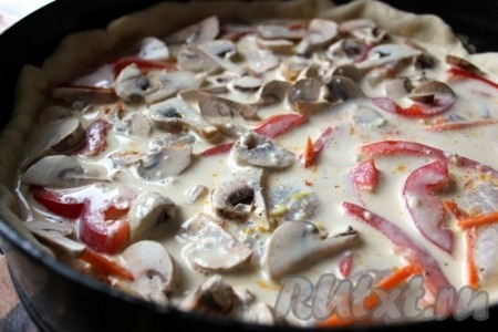 Осталось взбить сметану с яйцами и солью и залить начинку дрожжевого пирога с рыбой.
