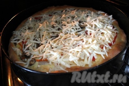 Выпекать рыбный пирог в разогретой духовке при 200 градусах около получаса, а в конце выпекания можно посыпать при желании тёртым сыром.