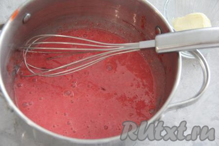 Тщательно перемешать ягодную массу венчиком, поставить на средний огонь.
