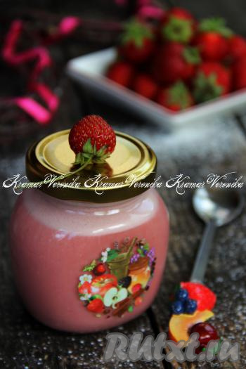 Переложить клубничный курд, сваренный с добавлением крахмала, в баночку, а после остывания до комнатной температуры закрыть крышкой и поставить в холодильник на ночь. Курдом из клубники можно прослаивать торты. А ещё этот десерт станет прекрасным дополнением к вафлям, блинчикам, оладушкам или просто к чашечке чая.