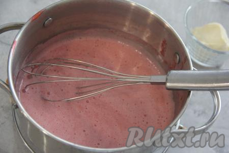 Довести массу до кипения при постоянном помешивании. Затем варить, не прекращая помешивать, на небольшом огне минут 5, снять с огня.