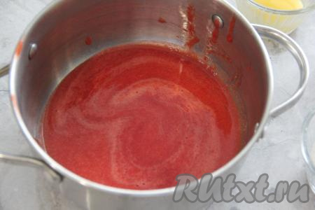 Клубнику свежую (или размороженную) пробить погружным блендером, а затем перетереть через сито, чтобы удалить косточки и получить однородную смесь.