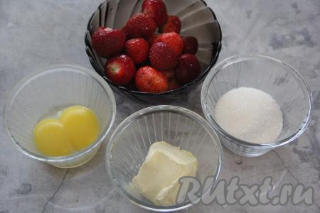 Подготовить продукты для приготовления клубничного курда. Если клубника свежая, тогда её нужно промыть водой, удалить чашелистики. Если клубника замороженная, тогда её нужно разморозить, а лишнюю жидкость слить. Сливочное масло нужно заранее достать из холодильника, чтобы оно согрелось и стало мягким.