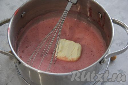 Дать клубничной массе немного остыть. Затем в горячую клубничную массу добавить сливочное масло комнатной температуры, перемешать.
