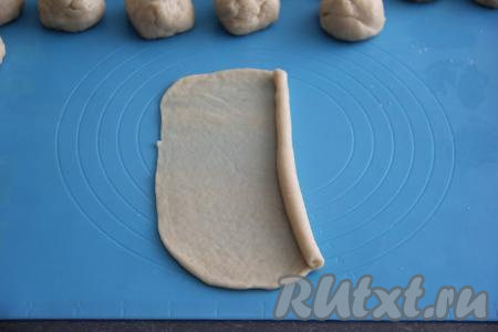 Скрутить прямоугольник из теста в плотный, длинный рулетик, начиная с широкой части.