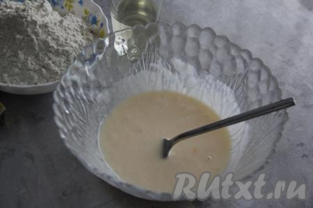 Перемешать массу вилкой.