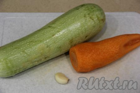 Подготовить продукты для приготовления кабачковой лапши на сковороде. Кабачки для лапши нужно использовать молодые, с мягкой шкуркой и с очень мелкими косточками. Очистить морковку и зубчик чеснока. Укроп вымыть, немного обсушить.