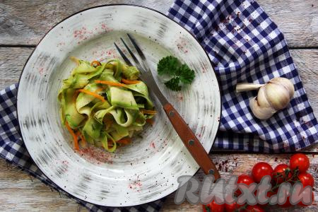 Вкусную, аппетитную лапшу из кабачка разложить со сковороды по тарелкам и подать к столу в качестве дополнения к различным мясным блюдам. 