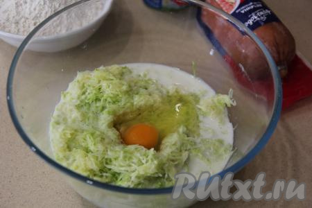 Кабачок вымыть и натереть на мелкой тёрке (я кожуру не снимала). Сок из кабачковой массы не отжимать. Соединить в миске молоко, натёртый кабачок и сырое яйцо.