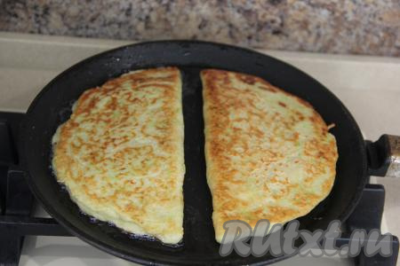 Переложить сформированный чебурек на другую сковороду и продолжать обжаривать с двух сторон до золотистого цвета. Пока один сформированный чебурек обжаривается с двух сторон, мы сформируем на первой сковороде другой чебурек. Так продолжить готовить кабачковые чебуреки, пока не закончится тесто. У меня получилось 8 чебуреков.