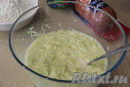 Перемешать кабачковую массу ложкой.