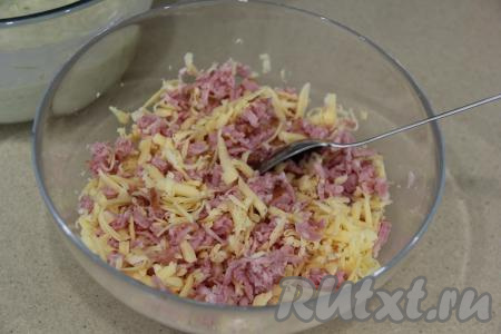 Сыр и ветчину натереть на тёрке и соединить в отдельной миске, перемешать и начинка для кабачковых чебуреков готова.