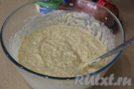 Перемешать кабачковое тесто, оно получится в меру густым, чуть гуще блинного теста.