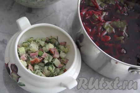 Перед подачей разложить смесь овощей и ветчины по тарелкам (примерно, по 4-5 столовых ложек на каждую тарелку). Затем залить свекольным бульоном (в каждую тарелку я вливаю, примерно, 1-2 половника). По желанию, можно добавить сметану или уксус.