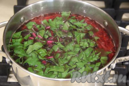 Затем в кастрюлю со свеклой добавить ботву и варить 2 минуты. Посолить по вкусу, довести до кипения, снять свекольный бульон с огня и полностью остудить. После того как бульон остынет до комнатной температуры, поставить кастрюлю в холодильник, чтобы бульон хорошо охладился.