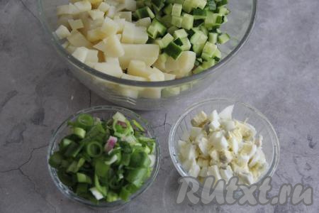 Яйца почистить и мелко нарезать. Зелень мелко нашинковать.