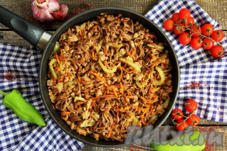 Гречневую лапшу с фаршем подавать в горячем виде. Блюдо получается и сытным, и вкусным, и аппетитным, оно отлично впишется в повседневно меню.