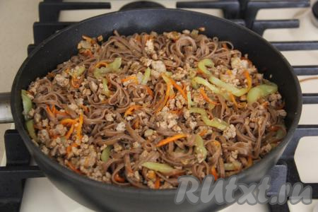 Перемешать и прогреть минут 5, не забывая время от времени перемешивать.