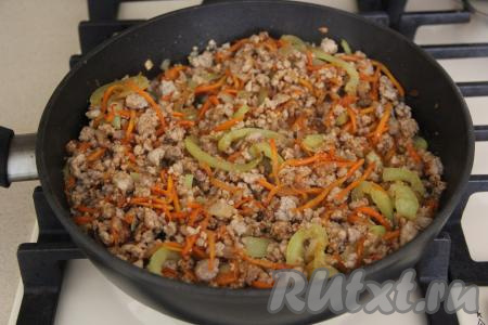 Перемешать и потомить минут 5-7 на небольшом огне, иногда перемешивая.