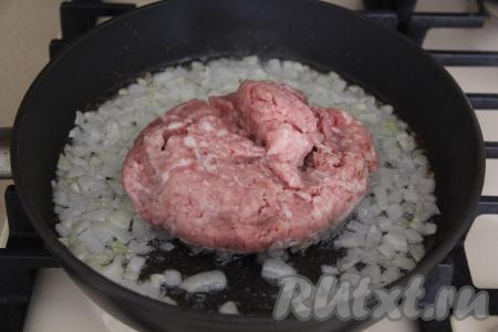 Затем добавить фарш в сковороду.