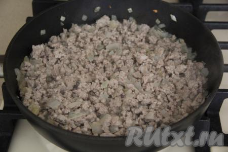 Жарить фарш с луком, хорошо разбивая комочки мяса, до готовности фарша (на обжаривание куриного фарша потребуется минут 10, а на обжаривание, например, свиного фарша потребуется минут 15).