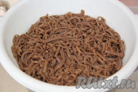 Готовую гречневую лапшу переложить в дуршлаг, промыть её холодной водой, дать слиться лишней воде.