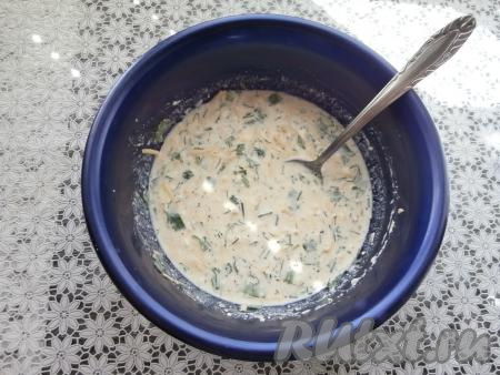 Тщательно перемешать творожно-сырную смесь.