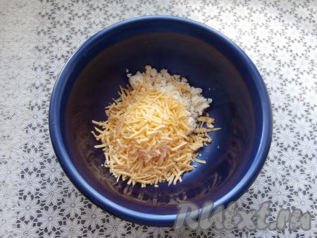 Зелень укропа и петрушки вымыть, обсушить. Сыр, натёртый на средней тёрке, и творог выложить в глубокую миску.