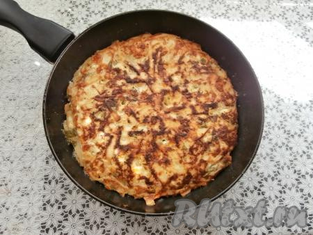 Затем с помощью тарелки ачму перевернуть (то есть перевернуть со сковороды на тарелку, а затем перевёрнутую ачму вернуть на сковороду) и поджаривать ачму с другой стороны ещё около 5-6 минут под крышкой на минимальном огне.