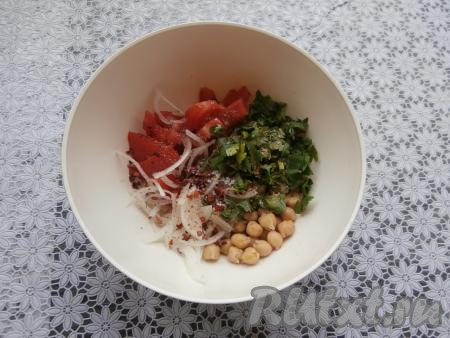 Посолить нут с овощами и зеленью, поперчить, добавить кориандр и паприку.