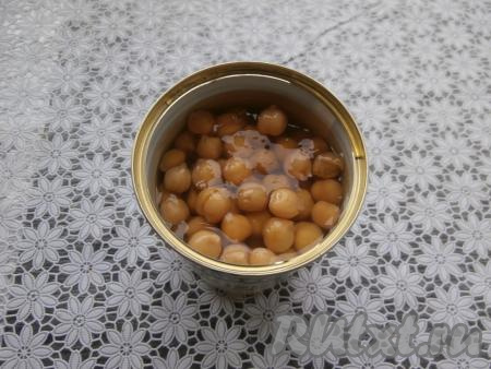 Нут я использовала консервированный. Можно отварить нут, для этого сухой нут нужно залить холодной водой в соотношении 1:4 и оставить на ночь. Затем нут промыть, поместить в кастрюлю, залить чистой водой так, чтобы она была выше уровня нута на 5 сантиметров, поставить на огонь. После закипания, уменьшив огонь, варить нут около 1 часа. В конце его можно посолить.