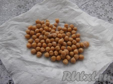 Я промыла нут. Откинуть варёный (или промытый консервированный) нут на дуршлаг, чтобы стекла лишняя жидкость, а затем разложить на бумажном полотенце, чтобы он немного обсох. Зелень петрушки ополоснуть водой, обсушить. Чеснок и половину луковицы очистить.