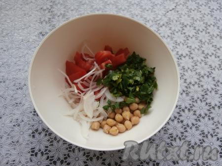 Также добавить нарезанный тонкими полукольцами (или перьями) лук и измельчённую петрушку.