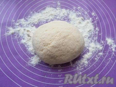 Добавляя муку, не забывайте ориентироваться на консистенцию теста. Тесто для пончиков должно получиться достаточно мягким, но не липнущим и плотным.