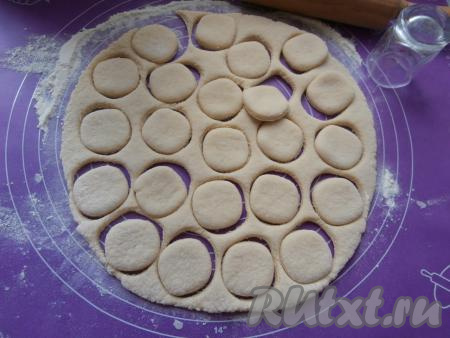 Стаканом (или рюмкой) вырезать кружочки.